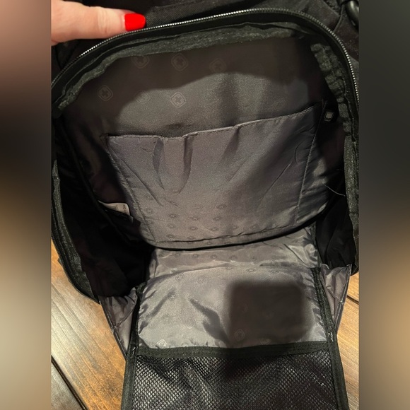 SwissGear Laptop Computer Black Backpack, EUC, ample storage, Airflow, durable, - Picture 12 of 14